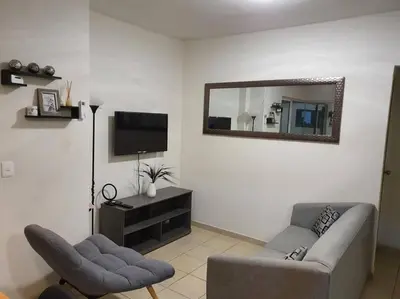 Una televisión o centro de entretenimiento en Departamento con Alberca