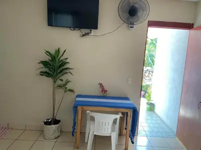 Una televisión o centro de entretenimiento en Habitación de Manuel.. ac wifi óptico privada