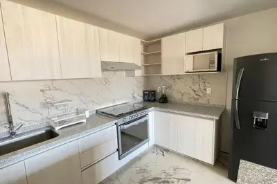 Una cocina o zona de cocina en nuevo cómodo y amplio departamento 2 albercas