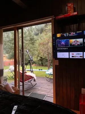 Una televisión o centro de entretenimiento en Tiny Cozy Cabin las moras