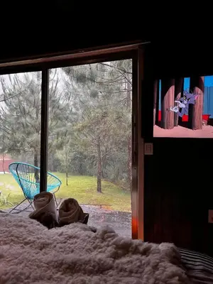 Una televisión o centro de entretenimiento en Tiny Cozy Cabin las moras