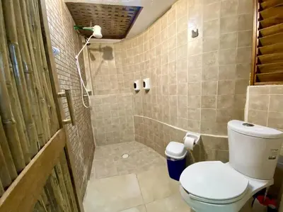 Un baño de Suite con Starlink plunge pool Playa a 2 min