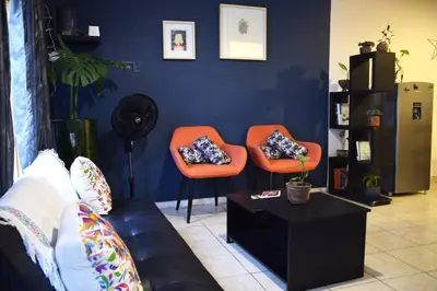 Zona de estar de Espacioso moderno y bien ubicado
