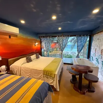 Beachfront Paradise Boutique Hotel - Alebrijes Jacuzzi Suits