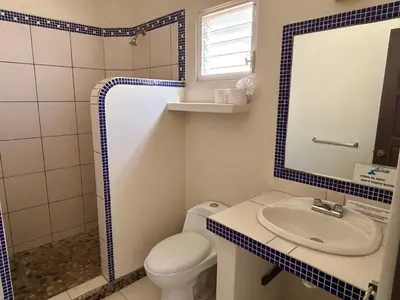 Un baño de Casa Calilla, Un pequeño oasis en Punta Zicatela