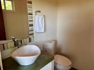 Un baño de Casa Calilla, Un pequeño oasis en Punta Zicatela