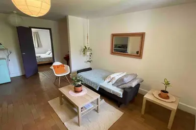 Zona de estar de Lovely one bedroom apartment surrounded by nature