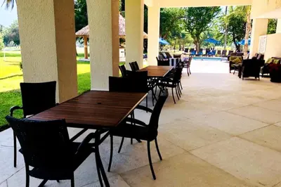Un restaurante o sitio para comer en Departamento Acapulco Diamante, torre Azteca Princess