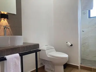 Un baño de Condominio cerca salida norte Lomas de Cocoyoc