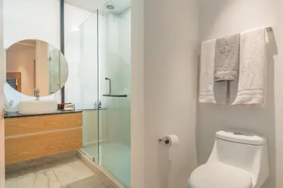 Un baño de Quiet Stylish Studio, Smart TV, Six Flags 1k