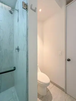 Un baño de Stylish Quiet Studio, Smart TV, Six Flags 1k