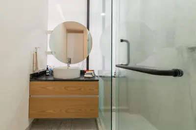 Un baño de Stylish Quiet Studio, Smart TV, Six Flags 1k