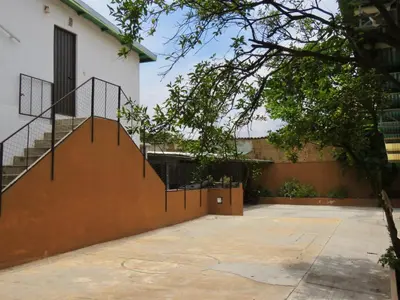 Edificio en el que se encuentra el hostal o pensión