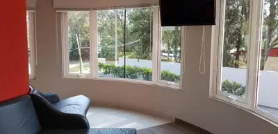 Una televisión o centro de entretenimiento en Hotel Amala