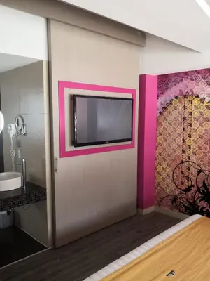 Una televisión o centro de entretenimiento en Hotel Amala