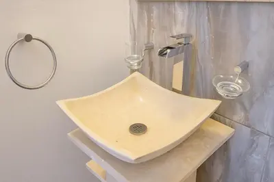 Un baño de Suites C O V A D O N G A