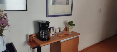 Utensilios para hacer té y café en Apartamento cerca del Aeropuerto