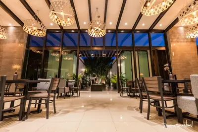 Un restaurante o sitio para comer en Marialicia Suites, Hotel Boutique