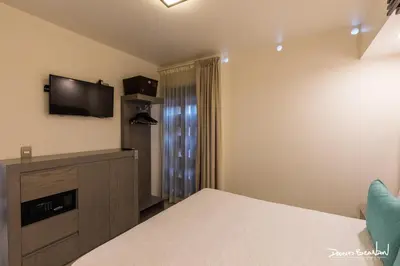 Una televisión o centro de entretenimiento en Marialicia Suites, Hotel Boutique