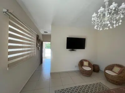 Una televisión o centro de entretenimiento en La Villa de Sophie