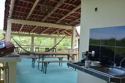 Una televisión o centro de entretenimiento en Hotel Cristal Mazunte