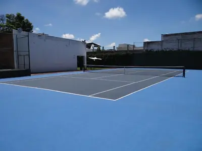 Instalaciones para jugar a tenis o squash en Hotel de Cuautla o alrededores
