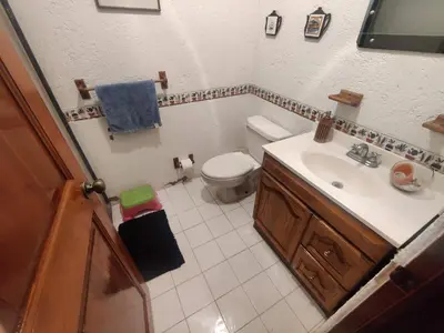 Un baño de Casa de campo, jardín con juegos privado