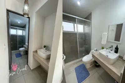 Un baño de Depa Coral con Club de Playa Exclusivo Playa Bonfil Diamante