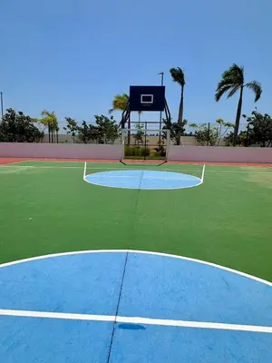 Instalaciones para jugar a tenis o squash en Casas MAJUM Corvus o alrededores