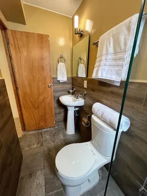 Un baño de Luz Casa de Huespedes