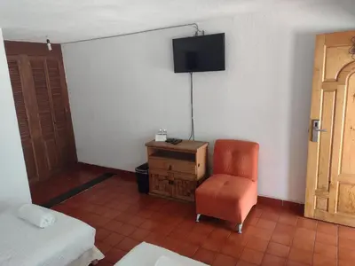 Una televisión o centro de entretenimiento en Hotel Leyenda del Tepozteco