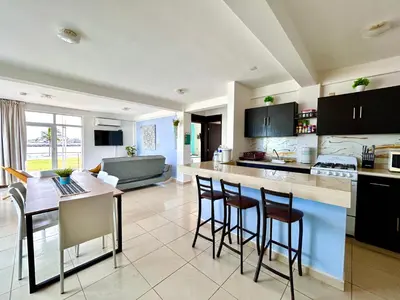 Una cocina o zona de cocina en Charming and Family With a pool and ocean view, 3 blocks from the beach, with 2 TVs and Netflix & HBO