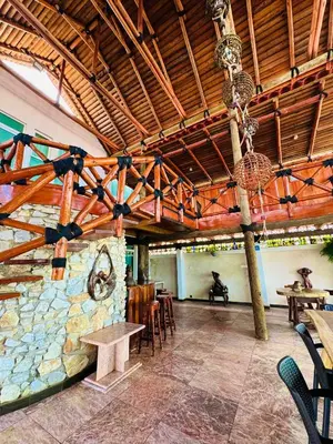 Un restaurante o sitio para comer en Villas Coco Mare Habitacion 5