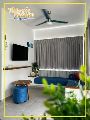 Una televisión o centro de entretenimiento en Bungalows Villa Paraíso