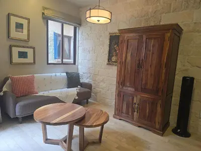 Zona de estar de Carrara: Armonía, Lujo y Confort en ValQuirico