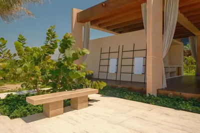 Jardín al aire libre en ONTO House Puerto Escondido