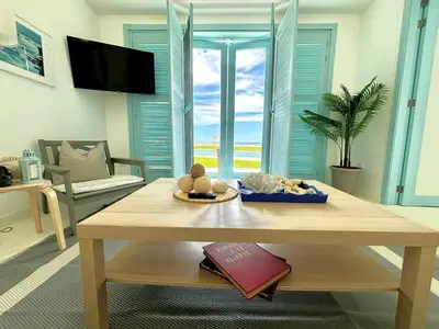 Una televisión o centro de entretenimiento en Casa Playa Infinita