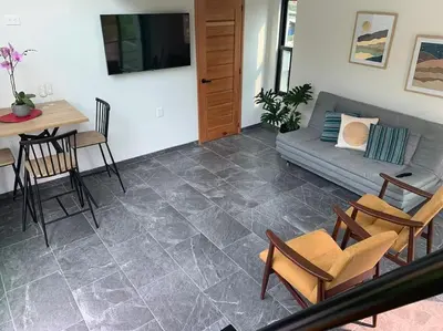 Una televisión o centro de entretenimiento en Casa Carolina Loft Romace