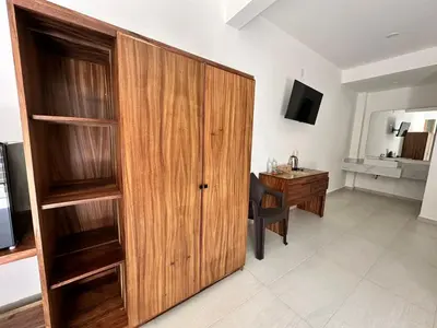 Una televisión o centro de entretenimiento en Hotel Punta Colibrí