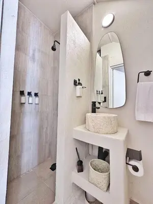 Un baño de Casa Escorpión Oaxaca · · Handmade in Oaxaca · A/C · Patio · Rooftop ·