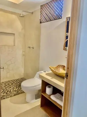 Un baño de Casa cerca de la playa, piscina, starlink
