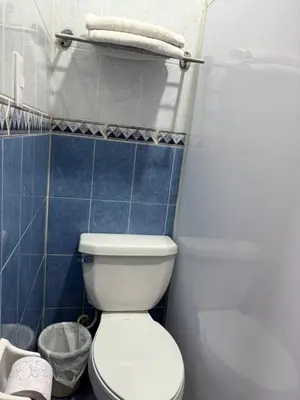 Un baño de Xpress Inn