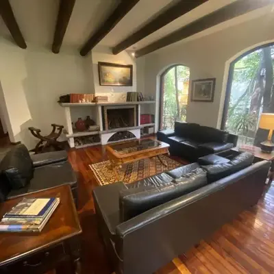 Casa entre árboles