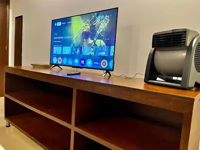 Una televisión o centro de entretenimiento en Departamento Deluxe
