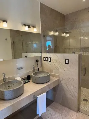 Un baño de Porta Paradiso ValQuirico, Albergo Boutique