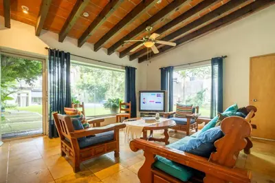 Una televisión o centro de entretenimiento en Family-Friendly Oasis with Pool in Cuernavaca