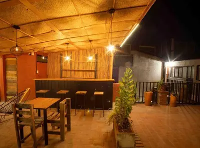 Un restaurante o sitio para comer en Laidback tradicional centric Wifi AC TV Terrace