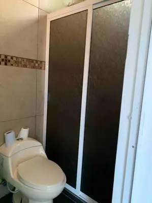 Un baño de Tu Refugio en chachalacas