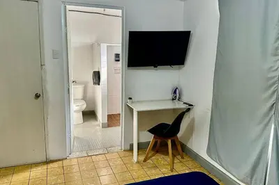 Una televisión o centro de entretenimiento en Estancia a 5 minutos del Hospital Regional