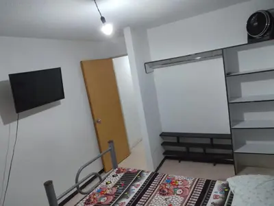 Una televisión o centro de entretenimiento en Renta de Habitaciones en muy buena ubicación